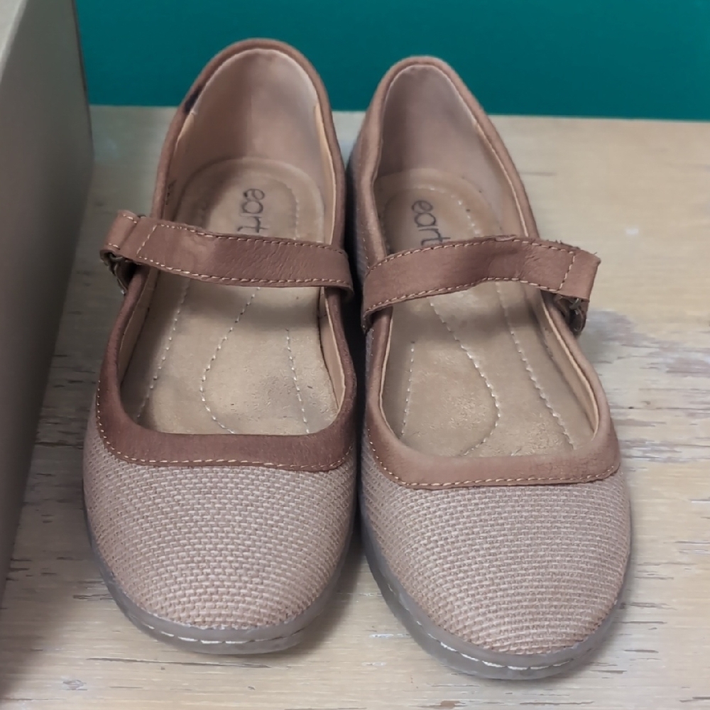 Earth Textured Tan Flats NWB - Picture 8 of 9